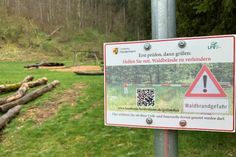 BITTE SCANNEN: Die neuen Hinweisschilder an den öffentlichen Grillstellen im Kreis Heidenheim informieren mit einem QR-Code über die aktuelle Waldbrandgefahr.