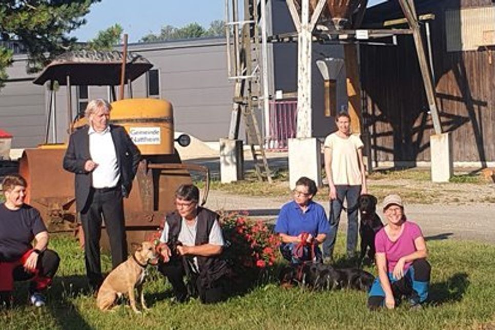 BM Norbert Bereska mit Trainern und Hunden der K9