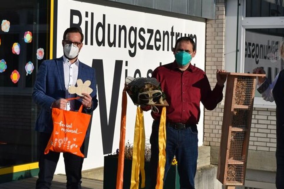 Das Bild zeigt (v.l.n.r.)Philipp Röhrer (ODR), Herr Spittler (Schulleitung), Herr Bereska (Bürgermeister)
