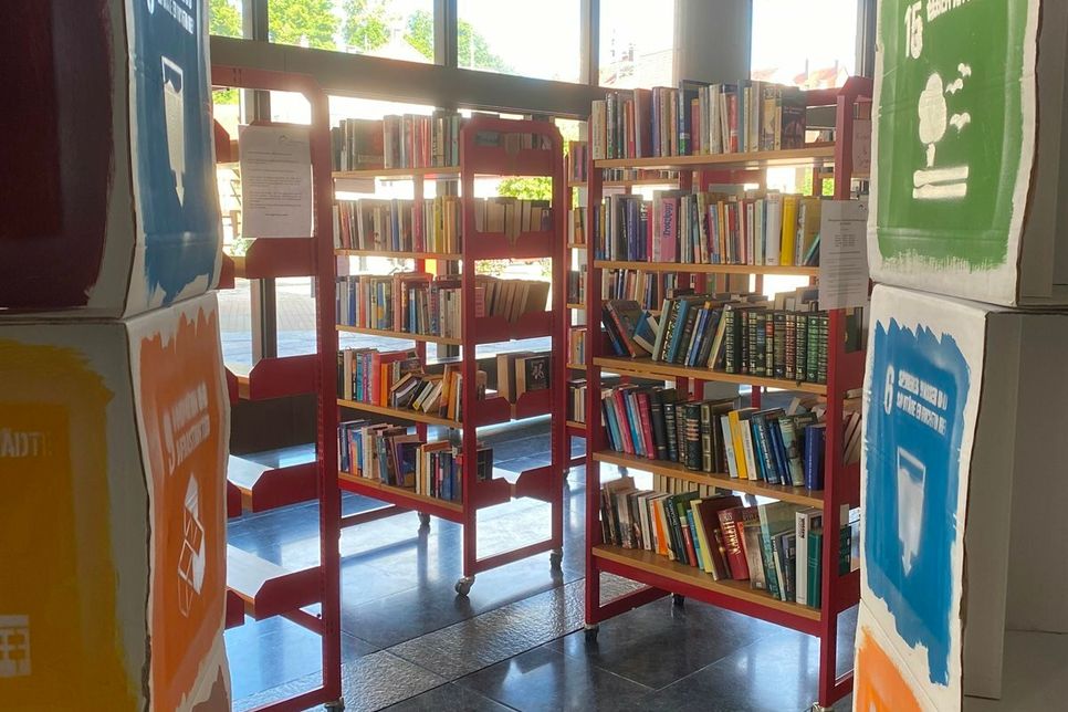 Öffentliches Bücherregal im Rathausfoyer