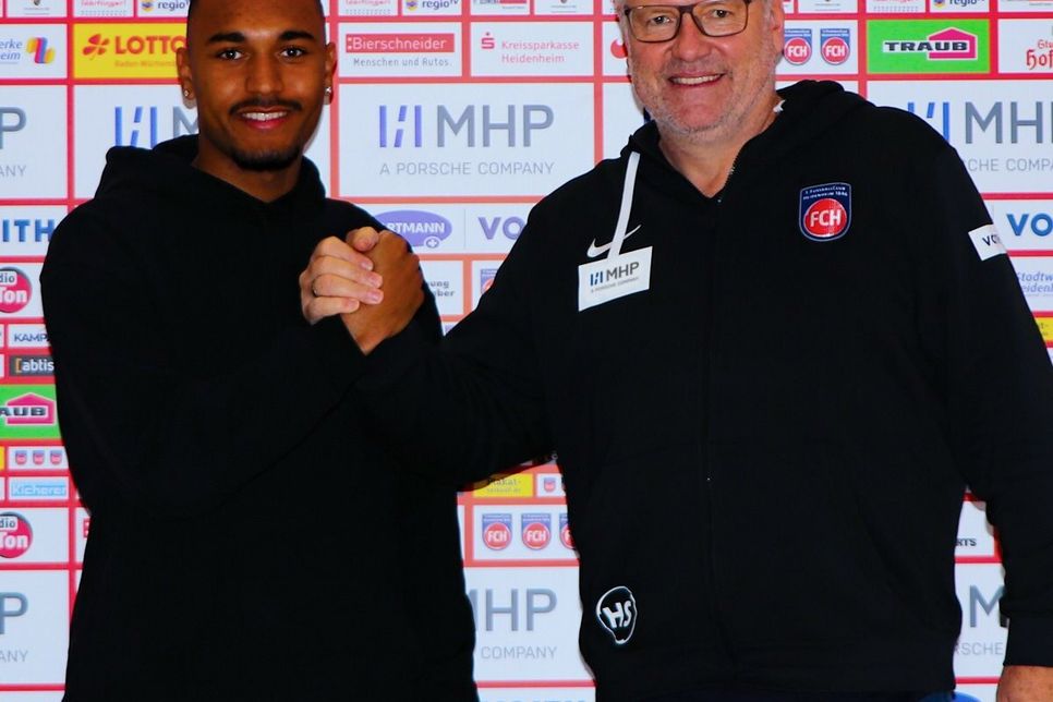 Holger Sanwald begrüßt Maurice Malone beim FCH