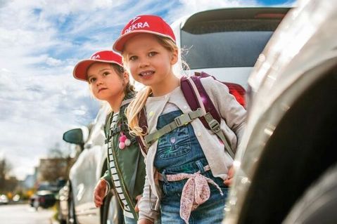 SICHER UNTERWEGS ZUR SCHULE: Seit 20 Jahren verteilt die Dekra Kappen an Kinder, bislang rund 3,6 Millionen. Auch heuer gibt es zum Beispiel in der Niederlassung Heidenheim die signalroten, reflektierenden Caps.Foto: Dekra