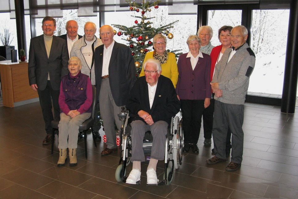 Das Bild zeigt vorne von links: Inge Nordhoff, Walter Mühlbacher, Kurt-Konrad Simmler, hinten von links_ KV-Vorsitzender Wolfgang Klook, Schatzmeister Adolf Hilka, Helmut Tietz, Rosemarie Prater, Antonie Teuber, Barbara Hermann, Vorsitzende Rosemarie Hilka, Georg Ickler