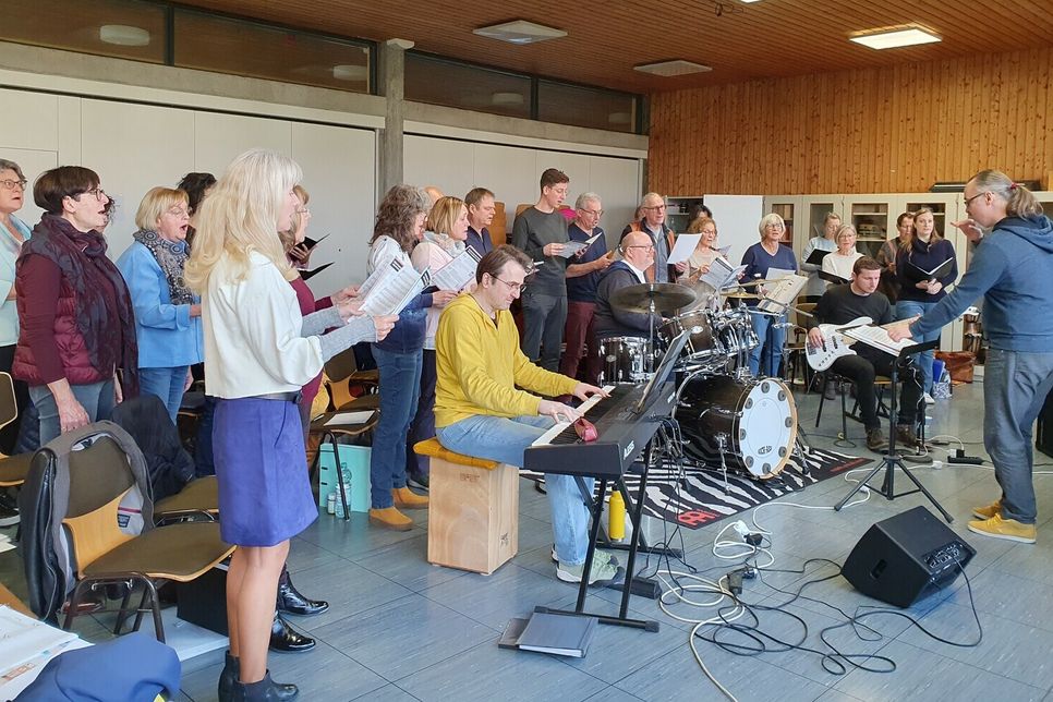 Probentag mit Band im Musiksaal der Buchfeld-grundschule in Bolheim