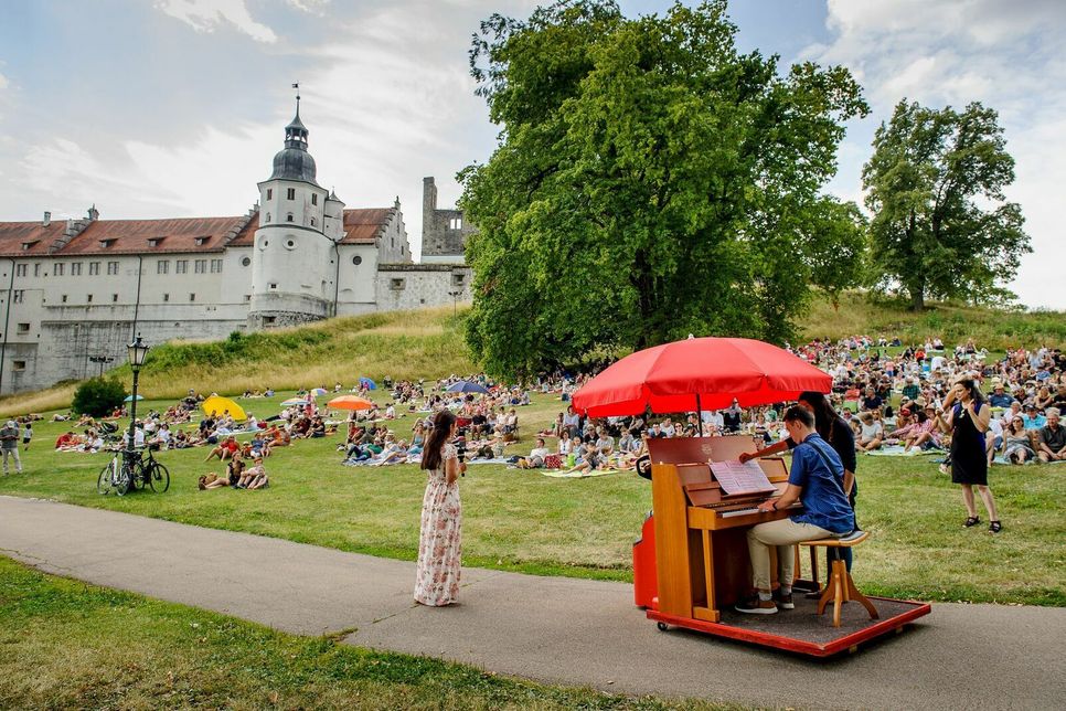 Auch in diesem Jahr wird der Schlossberg zum Event für Theater, Musik und Leckereien.