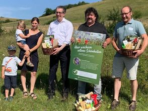 SIE HABEN DIE MEISTEN WILDKRÄUTER AUF IHREN ÄCKERN: Bei der Siegerehrung stellen sich Monika Ruoff mit ihren Kindern (Platz drei), Landrat Peter Polta, Richard Faußner (Platz eins) und Armin Hochstatter (Platz drei) dem Fotografen.