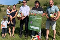 SIE HABEN DIE MEISTEN WILDKRÄUTER AUF IHREN ÄCKERN: Bei der Siegerehrung stellen sich Monika Ruoff mit ihren Kindern (Platz drei), Landrat Peter Polta, Richard Faußner (Platz eins) und Armin Hochstatter (Platz drei) dem Fotografen.