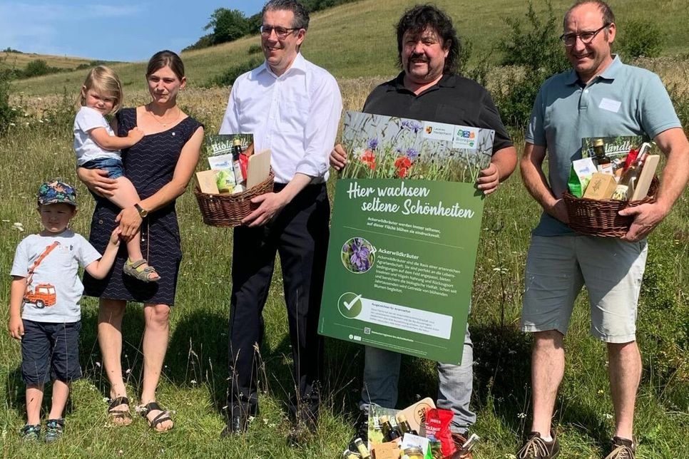 SIE HABEN DIE MEISTEN WILDKRÄUTER AUF IHREN ÄCKERN: Bei der Siegerehrung stellen sich Monika Ruoff mit ihren Kindern (Platz drei), Landrat Peter Polta, Richard Faußner (Platz eins) und Armin Hochstatter (Platz drei) dem Fotografen.