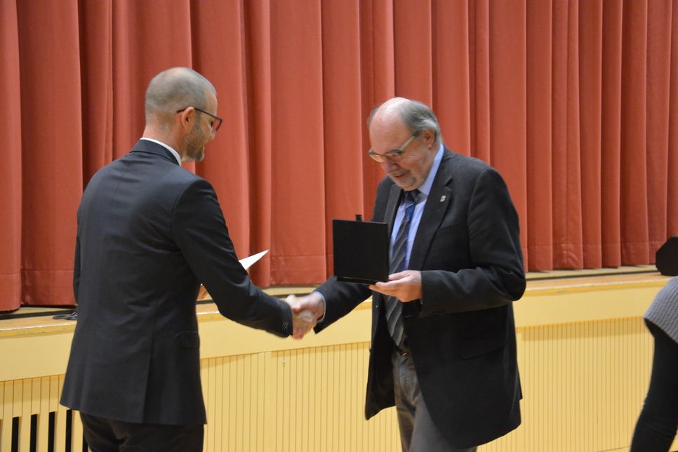 Überreichung der Sportplakette durch Bürgermeister Bremer an Theo Feil