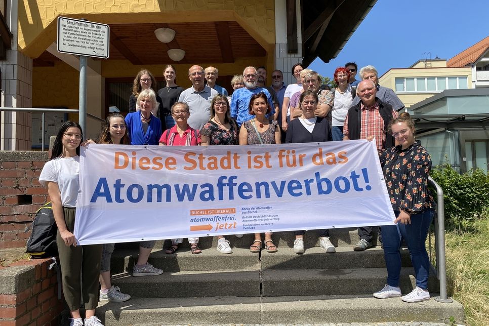 Bürgermeisterin Simone Maiwald und Jutta Dorsch haben mit Anwesenden vor dem Meeboldhaus in Heidenheim den Flaggentag begangen.