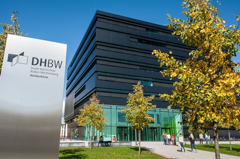 MEHR ALS 40 DUALE PARTNER STELLEN SICH VOR: Am Mittwoch, 20. November lädt die Duale Hochschule Heidenheim ein zum Studieninformationstag mit einem Informationsmarkt über vier Stockwerke.Foto: HZ/Archiv