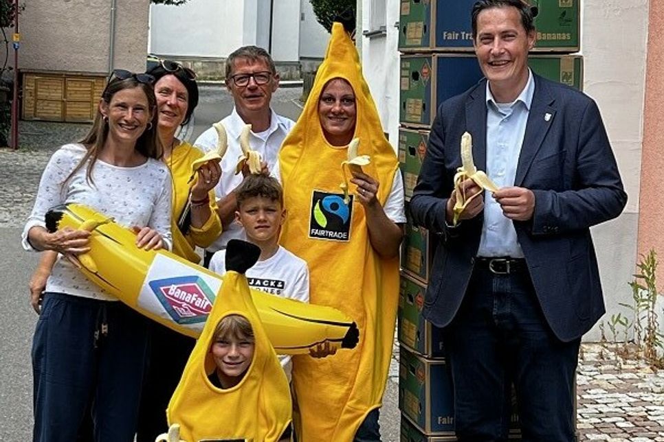 DIE BANANEN MÜSSEN WEG: Das finden (von links): Eva Werner, Elisabeth Steffel, Thomas Nock, Andrea Müller und OB Dieter Henle mit (vorne von links) Leo Werner und Max Müller.  Foto: Stadt Giengen