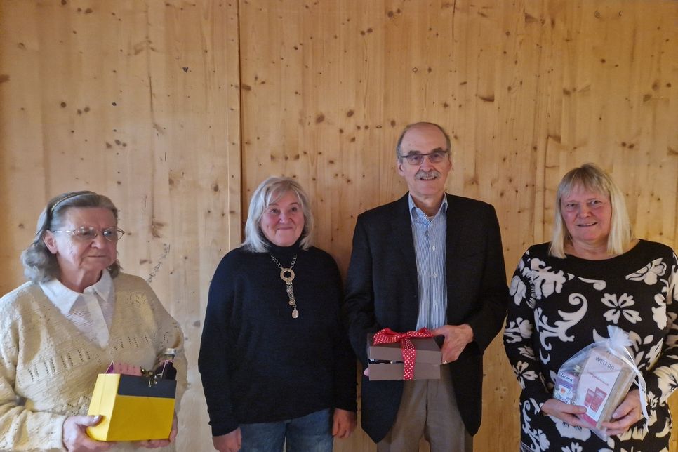 Bild von links nach rechts: Jubilarin Gerlinde Bernert, Schriftführerin Dagmar Pesch, Jubilare Werner Fleischer und Sabine Lettl