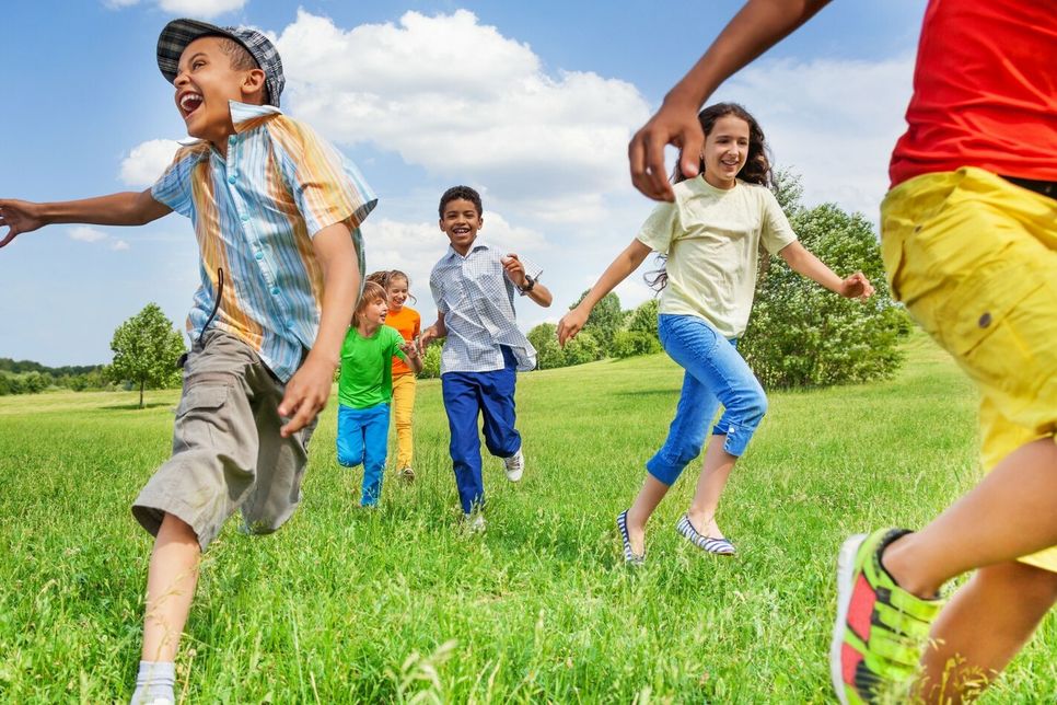 BEWEGUNG IST DAS A UND O: Neben dem richtigen Ranzen und wechselnder Sitzhaltung bei den Hausaufgaben tragen Toben, Hüpfen und Rennen viel dazu bei, gesundheitliche Probleme bei Kindern erst gar nicht entstehen zu lassen. Besonders wichtig, auch wenn es die lieben Kleinen nicht so gerne haben: Eltern sollten die Dauer der täglichen Medien-Nutzung einschränken und das auch überwachen.