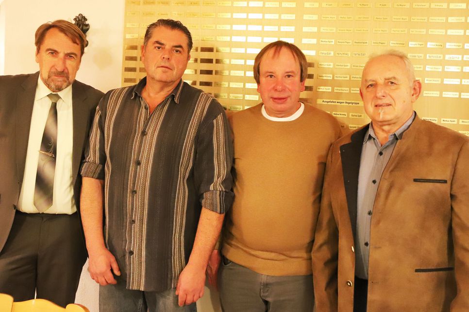 Von links nach rechts: 1. Vorsitzender Hanspeter Wagner mit den geehrten Ernst Zimpl, Hans Häussler Jun. und Hans Vekonj