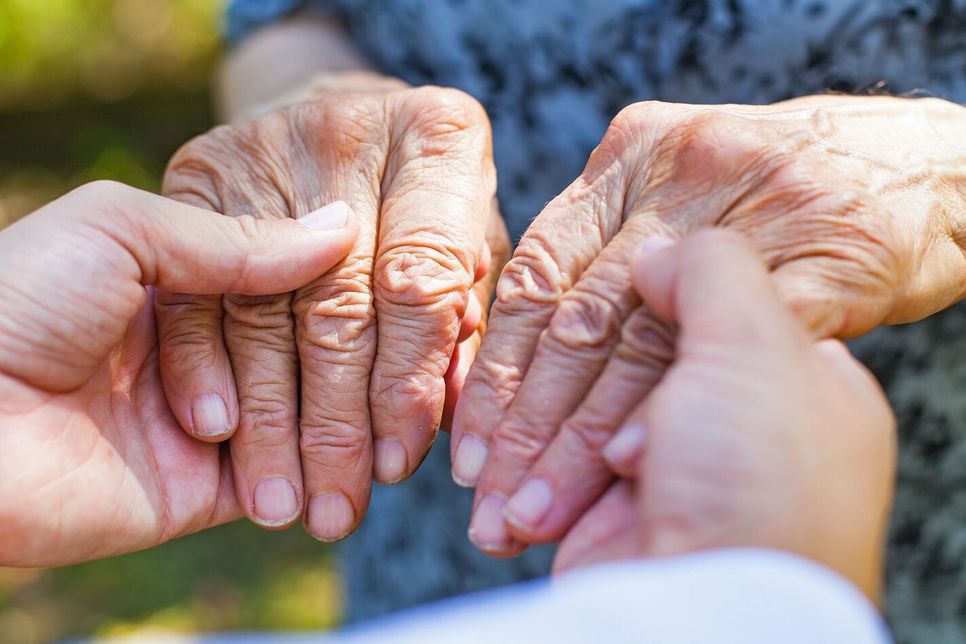 GUTER RAT IST HILFREICH: Die Pflege dementer Angehöriger ist nicht einfach, und für die betreuenden Familienmitglieder ist es ungeheuer wichtig, dabei nicht selbst vor die Hunde zu gehen.