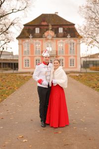 Prinzessin Alina I. und Prinz Thomas II. sind die stolzen Repräsentanten des Gmender Fasnet e.V. Das Foto wurde vor dem wunderschönen Rokokoschlösschen aufgenommen, das sich ebenso zauberhaft im Hintergrund zeigt wie dieses sympathische Paar.