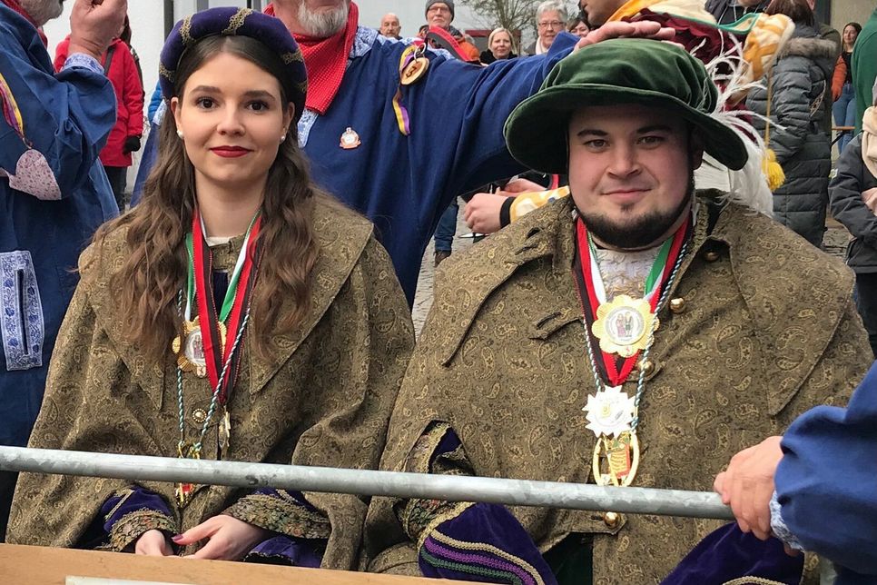 Gräfin Anna-Lena und Graf Matthias, ein begeistertes Paar, verkörpern mit Stolz die Narrenzunft der Furchenrutscher in Rechberghausen.