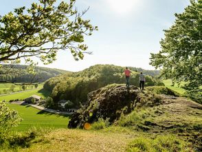 EINE WEITHIN BEKANNTE WEGMARKE: Das sagenumwobene Wentalweible ist wohl das markanteste Naturdenkmal auf dem an Attraktionen nicht gerade armen Meteorkrater-Rundwanderweg.Foto: Andreas Pröbstle