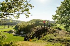 EINE WEITHIN BEKANNTE WEGMARKE: Das sagenumwobene Wentalweible ist wohl das markanteste Naturdenkmal auf dem an Attraktionen nicht gerade armen Meteorkrater-Rundwanderweg.Foto: Andreas Pröbstle