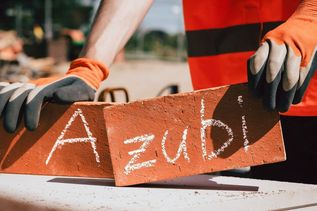 DA GEHT NOCH WAS: Jugendliche im Kreis Heidenheim haben immer noch eine gute Auswahl, was die Ausbildungsplätze angeht - auf dem Bau ebenso wie in vielen anderen interessanten Handwerksberufen.Foto: IG BAU/Tobias Seifert