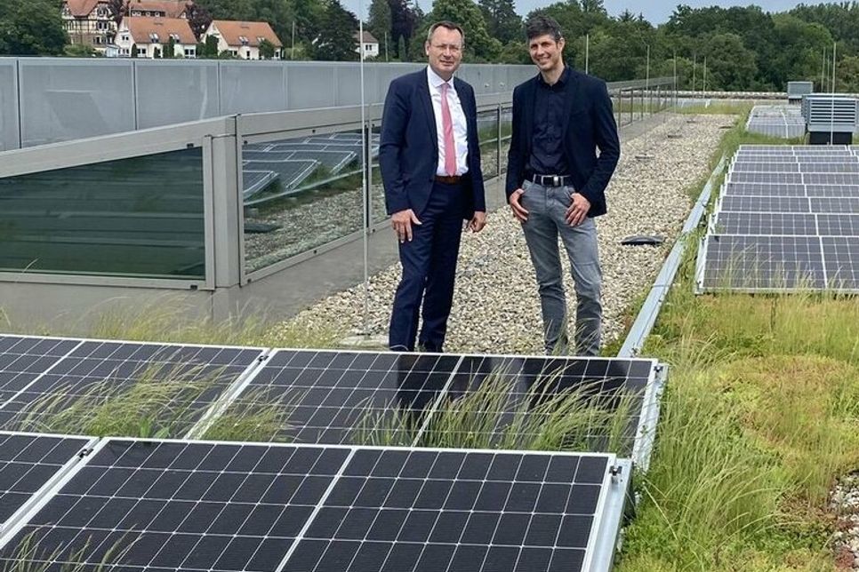 MEHR ALS 100 000 KILOWATTSTUNDEN PRO JAHR: Auf dem Dach des IHK-Bildungszentrums Aalen wurde eine Photovoltaikanlage mit knapp 100 kW Leistung installiert. Hauptgeschäftsführer Thilo Rentschler (links) und der Leiter des Bildungszentrums Oliver Kosik nahmen die Anlage in Augenschein.