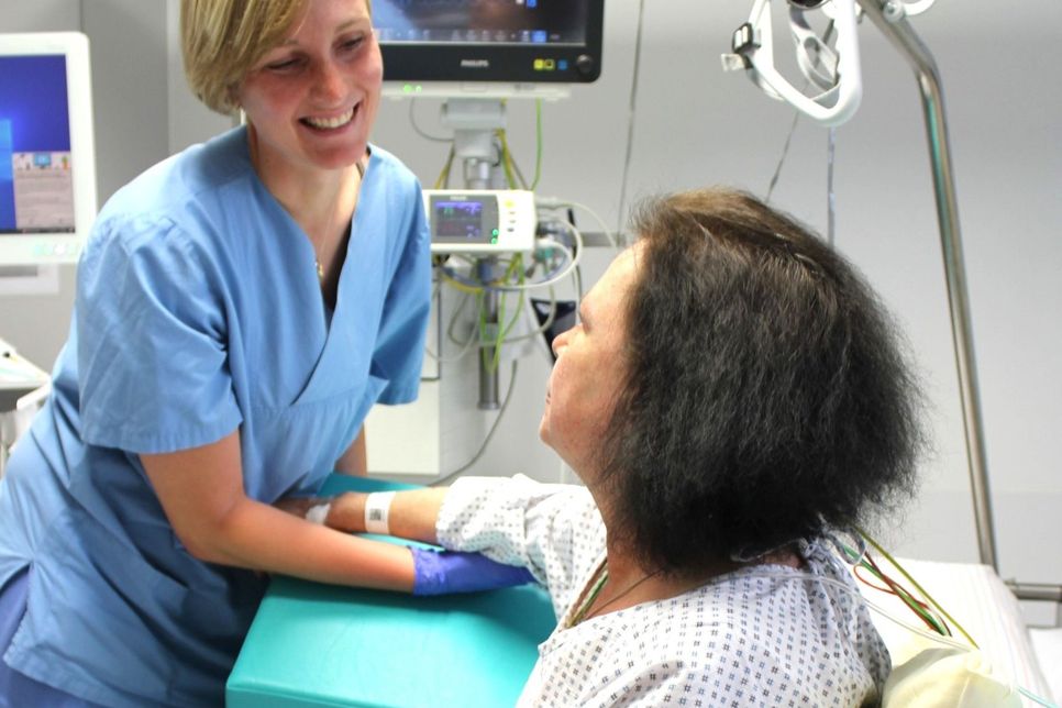 KEINE ANGST VOR HERAUSFORDERUNGEN: Sarah Illenberger bei der Frühmobilisierung einer Patientin.