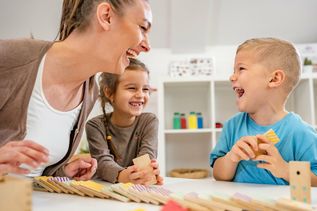 ZUHAUSE ODER BEI DEN TAGESELTERN: Familiennahe und flexible Betreuung ist ein wichtiges Merkmal der Kindertagespflege.Foto: stock.adobe.com/lordn