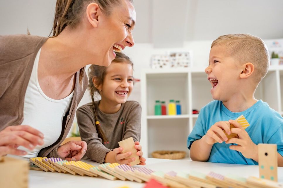 ZUHAUSE ODER BEI DEN TAGESELTERN: Familiennahe und flexible Betreuung ist ein wichtiges Merkmal der Kindertagespflege.Foto: stock.adobe.com/lordn