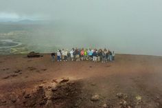 Ein unvergessliches Erlebnis:  die Konzertreisenden am Kraterrand des Ätnas umgeben von WolkenMagnus Frye