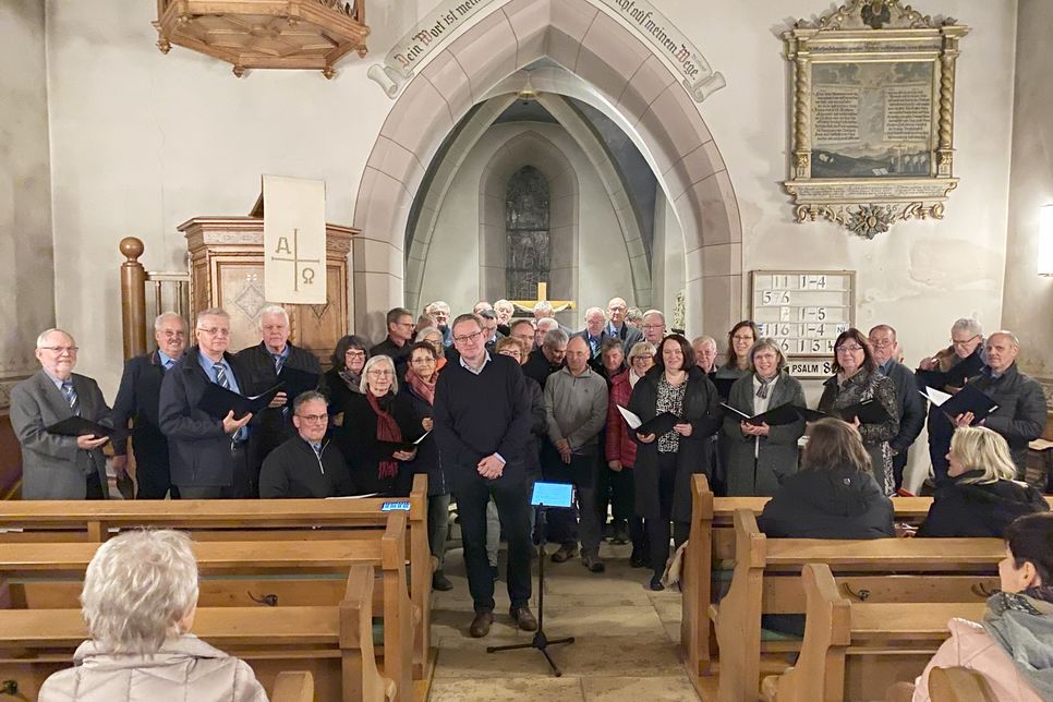 IN DER JOHANNESKIRCHE STUBERSHEIM - in der Mitte: Thomas Neumann,  Dirigent der beiden Chöre MirOndMir und Stubersheim