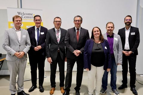 SEHR ZUFRIEDEN MIT DEM KICK-OFF (VON LINKS): Die Oberbürgermeister Michael Salomo (Heidenheim) und Dieter Henle (Giengen), der Hauptgeschäftsführer IHK Ostwürttemberg Thilo Rentschler, Landrat Peter Polta, WiRO-Geschäftsführerin Nadine Kaiser, Steffen Kohn-le, (Leiter Welcome Center Ostwürttemberg) und sein Projektmanager Daniel Schramm.Foto: WiRO