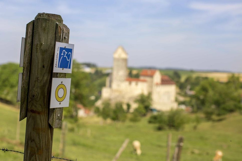 IMMER EINEN ABSTECHER WERT: Bei der imposanten Stauferburg Katzenstein oberhalb des Härtsfeldsees kreuzt der „Von Krater zu Krater“-Radweg den preisgekrönten Albschäferweg.